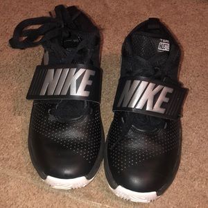 Youth 4.5 black nike basketball shoes